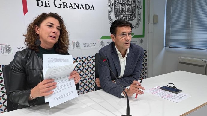 Raquel Ruz y Paco Cuenca, del PSOE, en la sala de prensa del Ayuntamiento de Granada