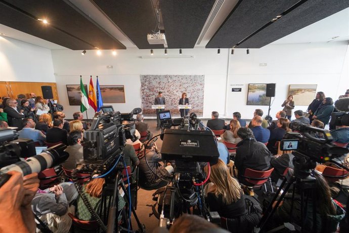 El presidente de la Junta de Andalucía, Juanma Moreno (i) y la ministra de Transición Ecológica y Reto Demográfico, Teresa Ribera (d), durante la rueda de prensa tras la firma del acuerdo del protocolo del Parque Nacional de Doñana.