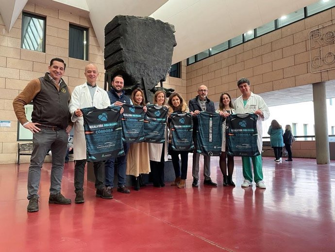 La delegada de Salud y Consumo, María Jesús Botella; la presidenta del Imdeco, Marián Aguilar; la directora gerente, Valle García, profesionales del hospital, organizadores, colaboradores y patrocinadores en la presentación.