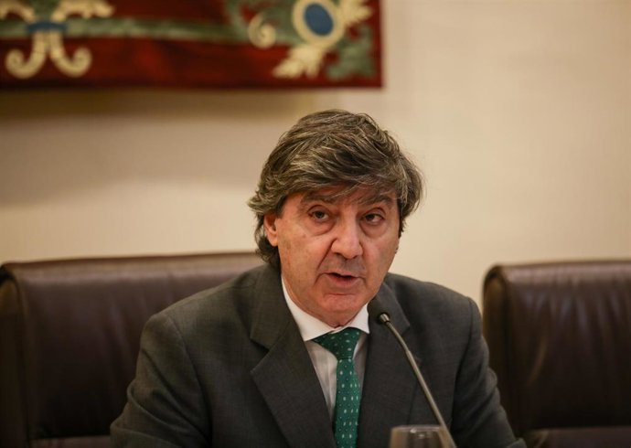 Archivo - El decano del Colegio de Abogados de Sevilla, Óscar Fernández, en una imagen de archivo.