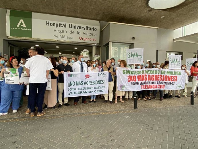 Archivo - Concentración de médicos en la puerta del Área de Urgencias del Hospital Clínico de Málaga para protestar contra las agresiones a profesionales sanitarios.