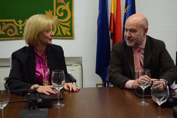 La presidenta de la FEMP, María José García-Pelayo; y el presidente del CERMI, Luis Cayo Pérez Bueno.