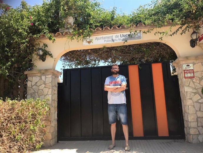 El portavoz de MÉS per Llucmajor, Miquel ngel Serra, en el centro de deportes municipal de Badia Blava