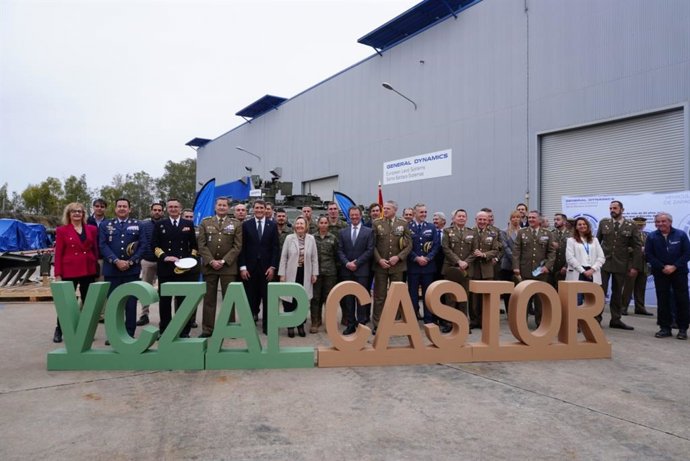 Acto de entrega de los primeros vehículos de combate de zapadores Castor en Santa Bárbara Sistemas en Alcalá de Guadaíra (Sevilla).