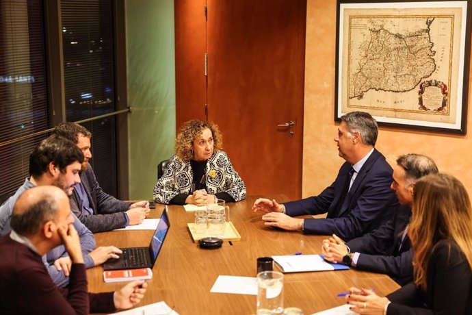 La consellera de Territori de la Generalitat, Ester Capella, i l'alcalde de Badalona (Barcelona), Xavier García Albiol, en la reunió 