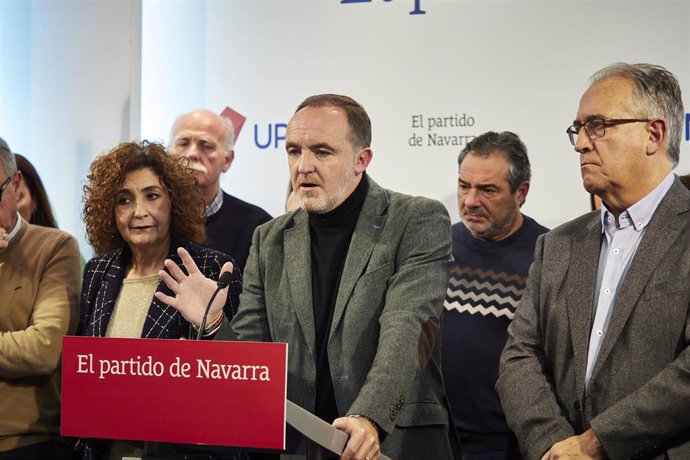 Archivo - El presidente de UPN, Javier Esparza (c), durante una rueda de prensa en la sede de UPN.