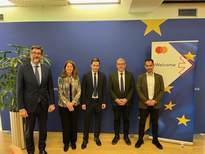 El consejero de Política Local, Infraestructuras y Lucha contra la Despoblación, Daniel Osés, en una mesa redonda  Cómo desarrollar las zonas rurales para hacer frente al reto demográfico