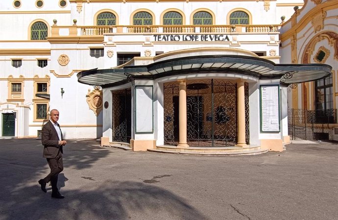 Archivo - Muñoz, ante el teatro Lope de Vega, en una foto de archivo.