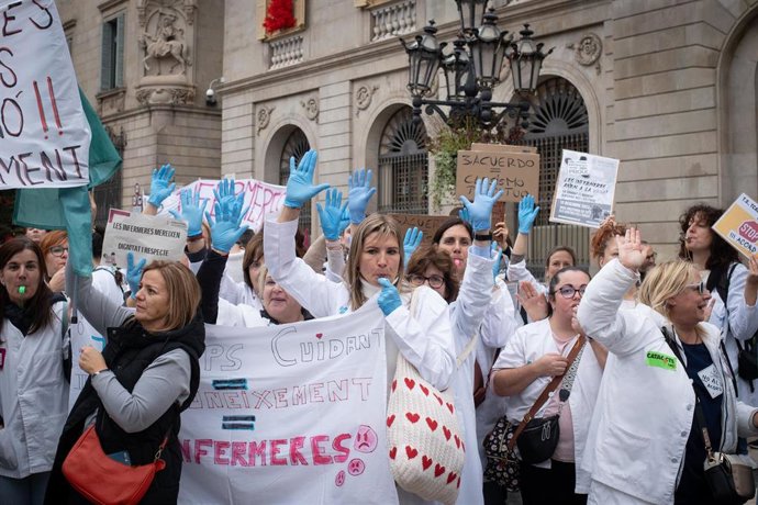 Enfermeras en la plaza de Sant Jaume tras una manifestación contra el preacuerdo del Institut Catal de la Salut (ICS) de la Generalitat, a 12 de diciembre de 2023, en Barcelona, Catalunya (España). 