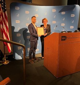 Alberto D. López en el acto de entrega del 'Norman P. Salzman Memorial Award'