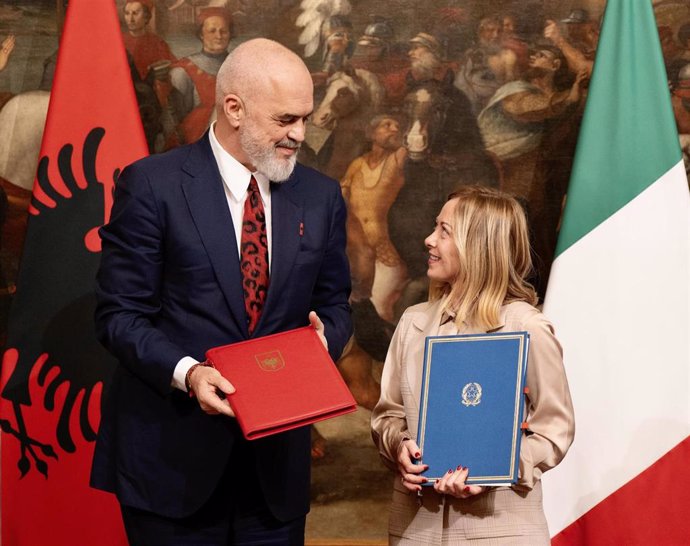 Archivo - La primera ministra italiana, Giorgia Meloni, y su homólogo albanés, Edi Rama