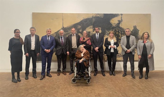 El ministro Ernest Urtasun, el alcalde Jaume Collboni y la consellera Natlia Garriga, con la viuda del artista Teresa Barba y los hijos Toni y Clara Tpies, en la apertura del Any Tpies