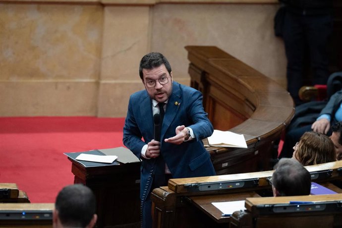 El presidente de la Generalitat, Pere Aragons, en el pleno del Parlament