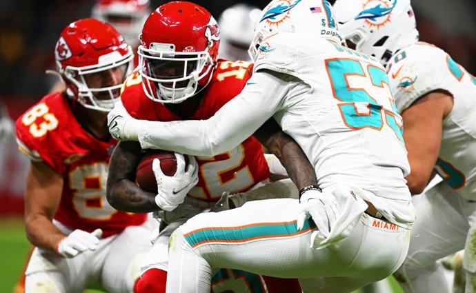 Archivo - 05 November 2023, Hesse, Frankfurt/Main: Kansas City Chiefs' wide receiver Mecole Hardman (2nd L) and Dolphins' linebacker Cameron Goode (2nd R) battle for the ball during the National Football League (NFL) American football match between Kans