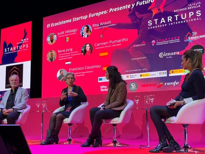 Hidalgo, la segunda por la izquierda, durante su intervención en Sevilla este miércoles