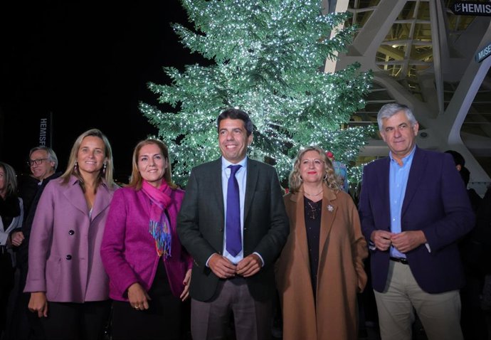 El presidente de la Generalitat, Carlos Mazón, preside el encendido de luces de Navidad en la Ciutat de les Arts i les Cincies