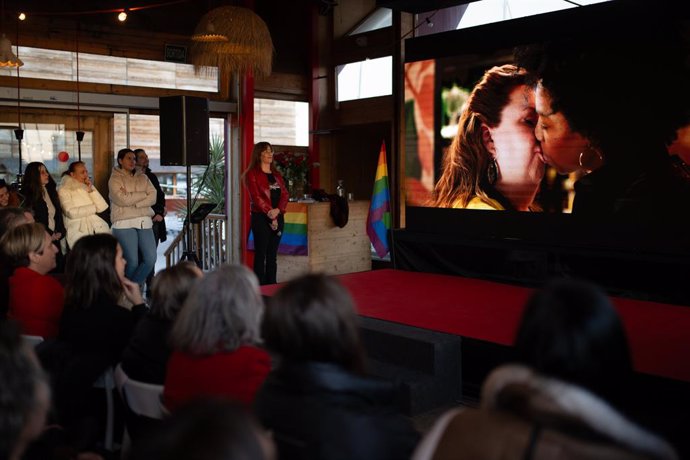 Desenes de persones durant un homenatge pòstum a l'actriu Itziar Castro, en el Restaurant Xarxa Fish, a 13 de desembre de 2023, a Barcelona, Catalunya (Espanya).