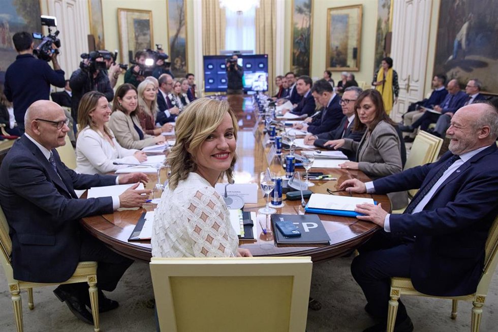 La ministra de Educación, Formación Profesional y Deportes, Pilar Alegría (c), preside la Conferencia Sectorial de Educación, en la sede del Ministerio, a 13 de diciembre de 2023, en Madrid (España).   