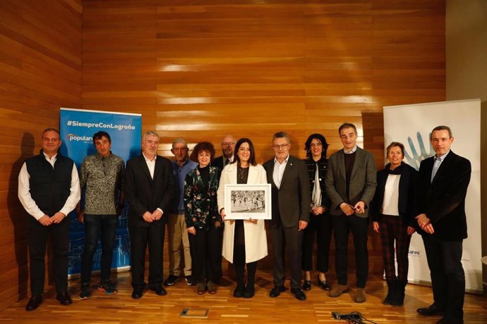 El PP de Logroño ha entregado hoy su V Premio Esperanza a Rosana Calvo dedicada a La estética oncológica