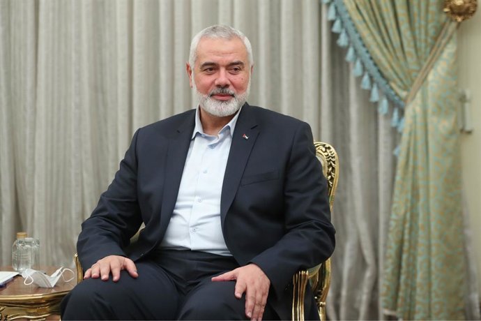 Archivo - FILED - 06 August 2021, Iran, Tehran: A photo provided by the Iranian Presidency shows Ismail Haniyeh, chairman of the politburo of the Palestinian Hamas movement, meeting Ebrahim Raisi (not pictured), president of Iran, at the presidential pa