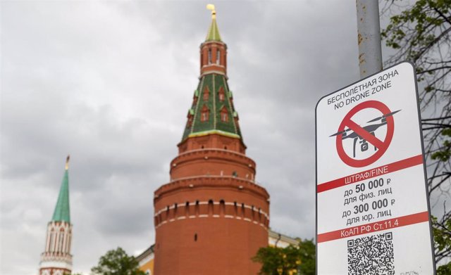 Archivo - Imagen de archivo de un cartel de "zona prohibida para drones" cerca del Kremlin en Moscú, Rusia