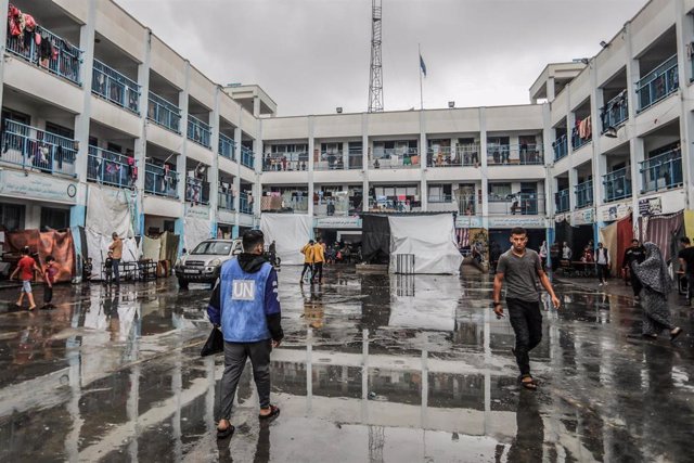 Palestinos se refugían en una escuela de la UNRWA en Rafá, en la Franja de Gaza