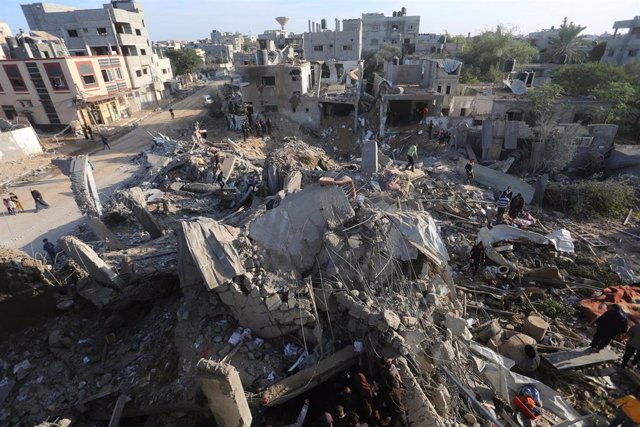 Un grupo de palestinos inspecciona los daños causados por los bombardeos de Israel contra la ciudad de Rafá, en el sur de la Franja de Gaza