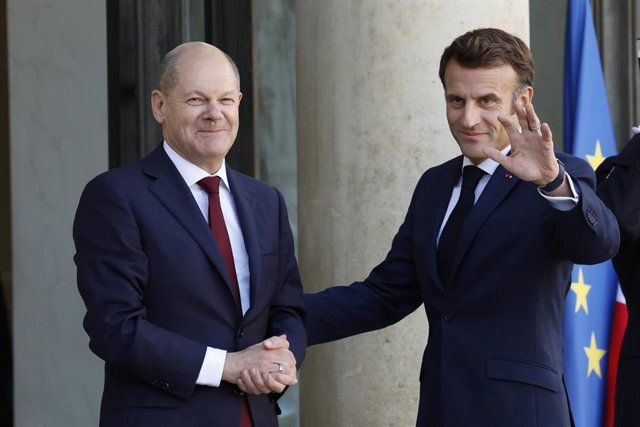 Archivo - El presidente de Francia, Emmanuel Macron (d), recibe al canciller de Alemania, Olaf Scholz (i)