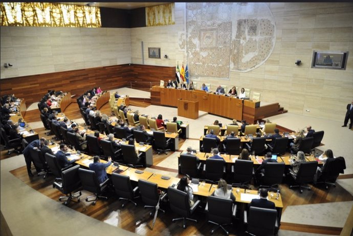 Archivo - Imagen de archivo del pleno en la Asamblea de Extremadura