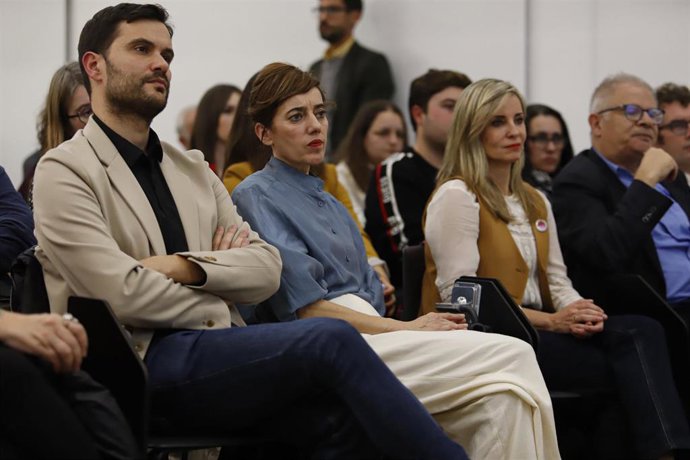 La portavoz de Sumar en el Congreso, Marta Lois (2i), durante la presentación del libro '¿Sociedad de mercado o sociedad decente?. Crítica de la obediencia neoliberal', en el Auditorio Zona Franca, antiguo rectorado de Vigo, a 30 de noviembre de 2023, e