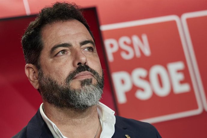 El secretario de Organización del PSN, Ramón Alzórriz, ofrece una rueda de prensa tras la presentación de la moción de censura a la alcaldesa de Pamplona.