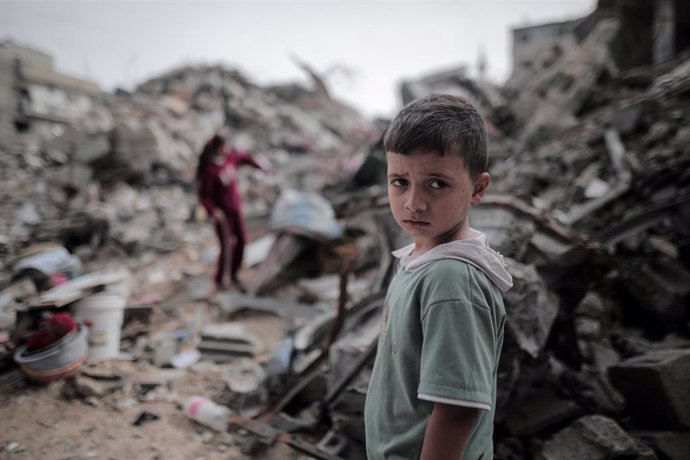 Un niño palestino entre los escombros en Gaza.
