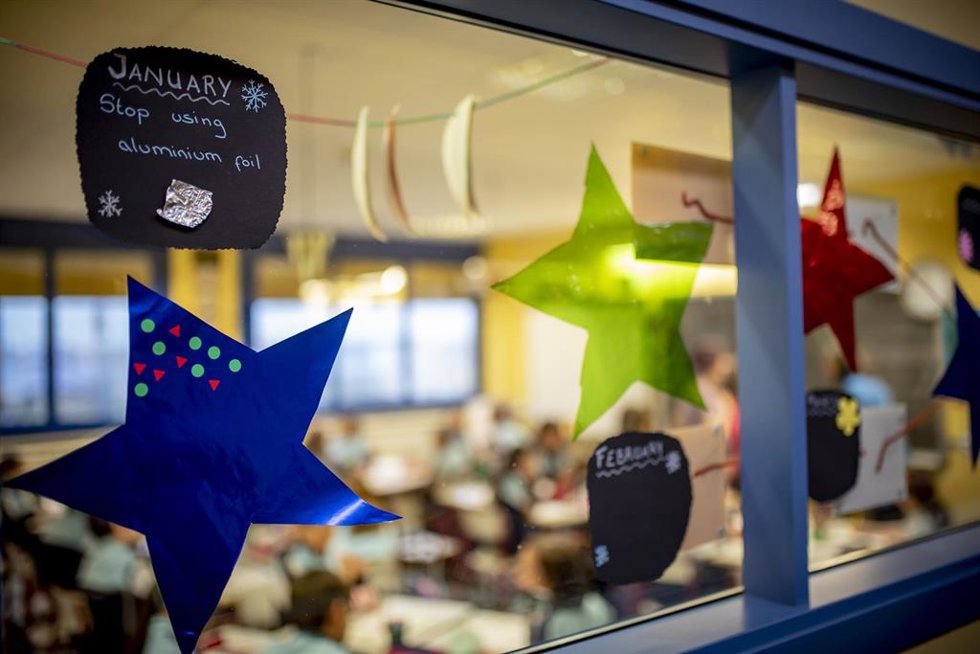 Decoración navideña en un aula.