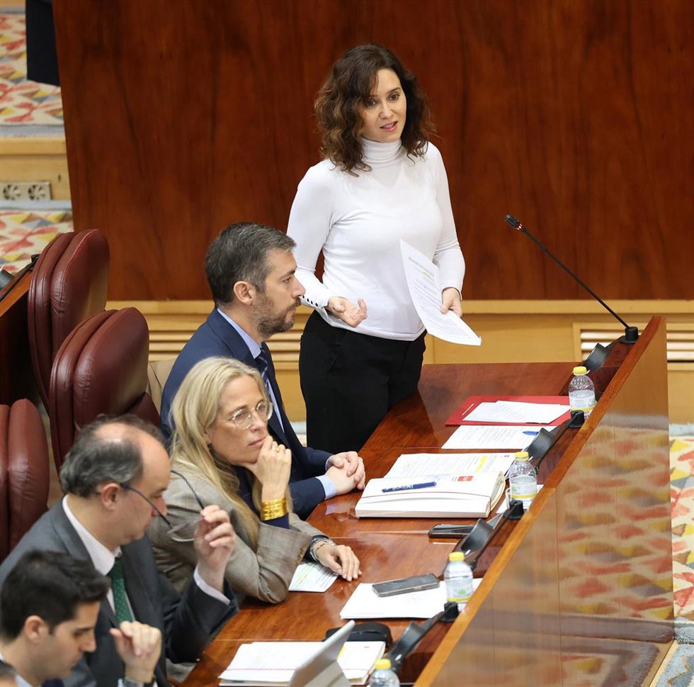 La presidenta de la Comunidad de Madrid, Isabel Díaz Ayuso (1d), interviene durante una sesión plenaria en la Asamblea de Madrid, a 14 de diciembre de 2023, en Madrid (España).