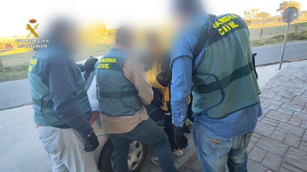 Agentes detienen a tres varones acusados de robar con violencia a un anciano 600 euros de su tarjeta bancaria.