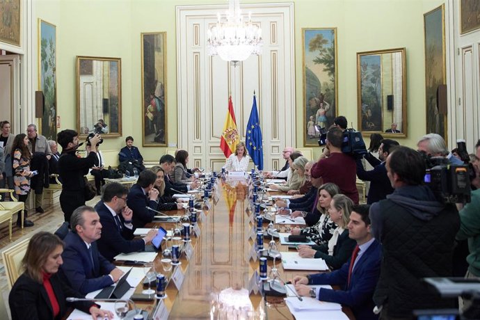 La ministra de Educación, Formación Profesional y Deportes, Pilar Alegría (c), preside la Conferencia Sectorial de Educación, en la sede del Ministerio, a 13 de diciembre de 2023, en Madrid (España). La Conferencia Sectorial de Educación se reúne hoy po