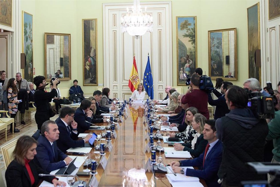 La ministra de Educación, Formación Profesional y Deportes, Pilar Alegría (c), preside la Conferencia Sectorial de Educación, en la sede del Ministerio, a 13 de diciembre de 2023, en Madrid (España). La Conferencia Sectorial de Educación se reúne hoy po