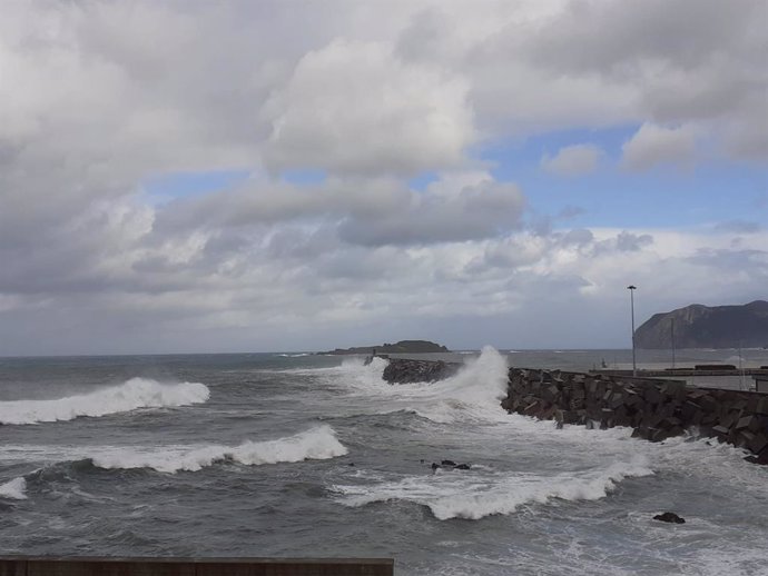 Archivo - Olas en la costa vasca