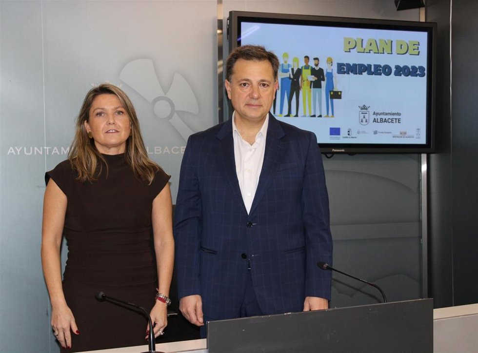 El alcalde de Albacete, Manuel Serrano, y la concejala de Empleo, Lucrecia Rodríguez de Vera.