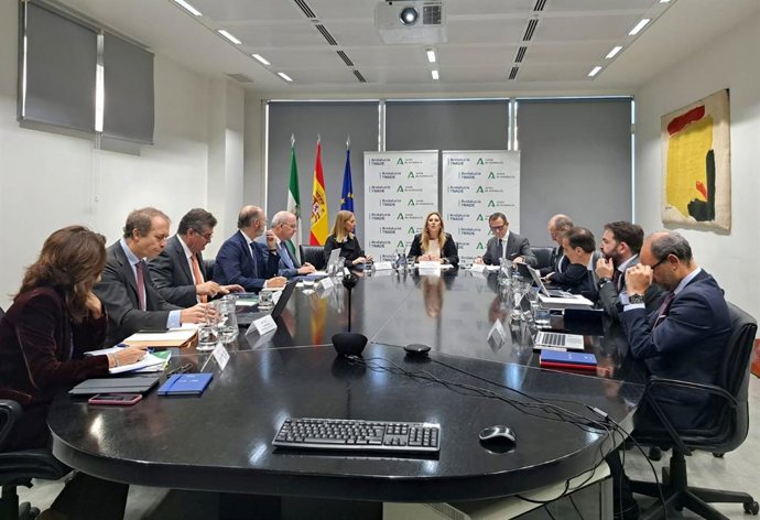 La consejera Carolina España ha presidido este jueves la reunión del Consejo Rector de Andalucía Trade.
