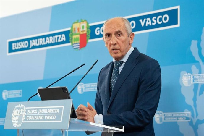 Archivo - El vicelehendakari y consejero de Seguridad, Josu Erkoreka, en una comparecencia de prensa