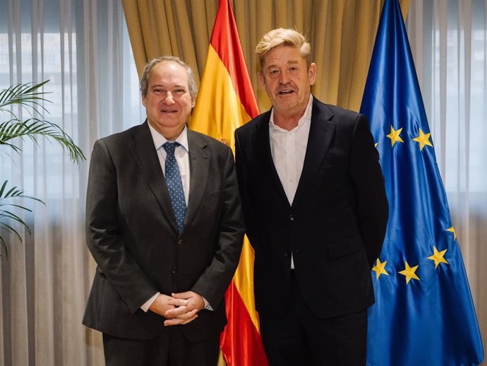 El ministro de Industria y Turismo, Jordi Hereu, junto al presidente de la Asociación Española de Fabricantes de Automóviles Y Camiones (Anfac), Wayne Griffiths.