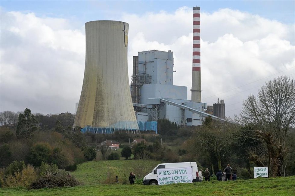 Archivo - Pancartas frente a la demolición de la torre de refrigeración de la central térmica de Meirama, a 21 de diciembre de 2022, en Cerceda, Meirama, A Coruña, Galicia (España). La torre de refrigeración de la central térmica de Meirama ha sido derr