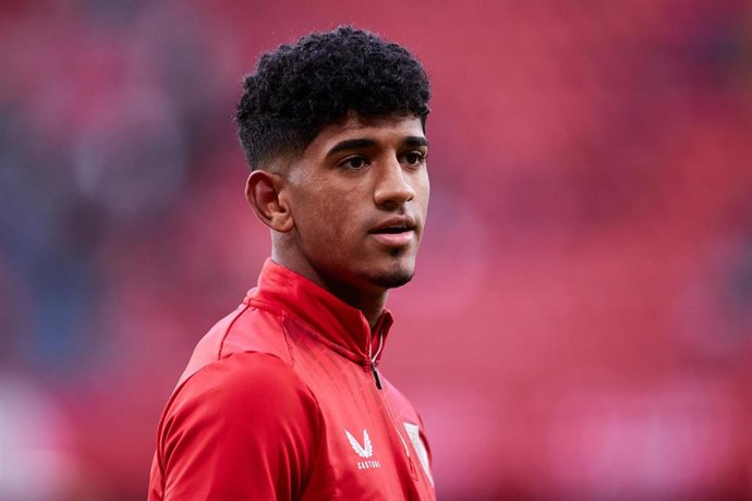 Malcom Adu Ares, jugador del Athletic Club, realizando ejercicios de calentamiento en San Mamés.