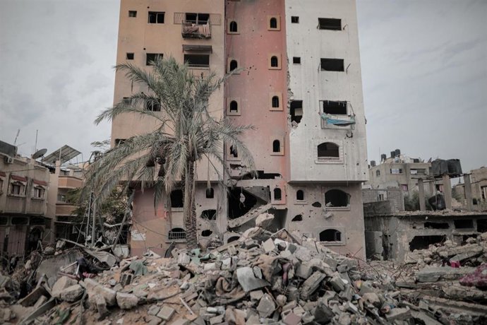 November 25, 2023: Deir Al-Balah, Gaza Strip, Palestine. 24 November 2023. The massive destruction of houses and neighbourhoods in Deir Al-Balah becomes clear to some Gazans during a humanitarian truce after 7 weeks of incessant Israeli bombardments.