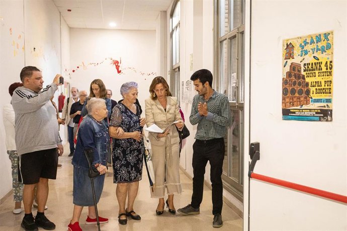 Archivo - La alcaldesa de Zaragoza, Natalia Chueca, junto al consejero de Participación y Régimen Interior, Alfonso Mendoza, presenta el proyecto del centro de mayores que se ubicará en el antiguo instituto Luis Buñuel.