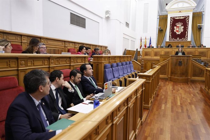 Los diputados de Vox en las Cortes escuchan a la diputada del PSOE Charo García Saco durante el debate de la resolución del informe contra la violencia de género.