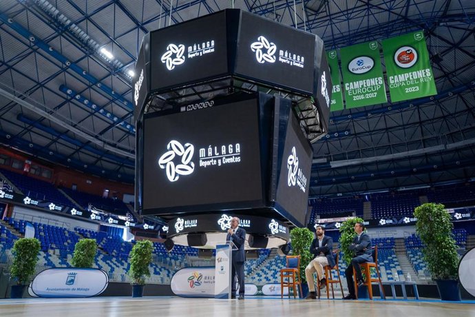 El alcalde de Málaga, Francisco de la Torre, junto al concejal delegado de Deporte, Borja Vivas, y otros ediles de la Corporación, en el acto de reconocimiento de Málaga Deporte y Eventos a deportistas y clubes patrocinados