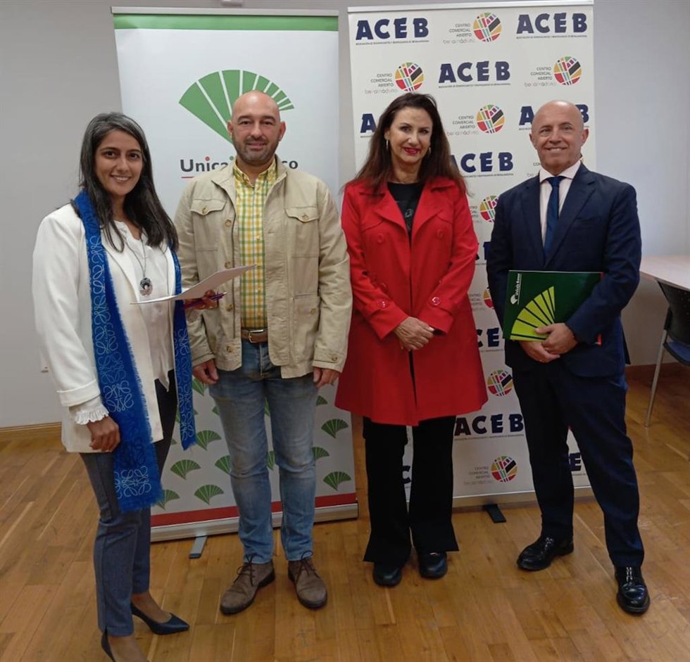 Directora de la Oficina de Arroyo de la Miel-Blas Infante de Unicaja Banco, Pinky Parwani; tesorero de la ACEB, Raúl Recio; presidenta de la ACEB, Rosa María González, y el director regional de Málaga Costa de Unicaja Banco, Francisco J Prieto