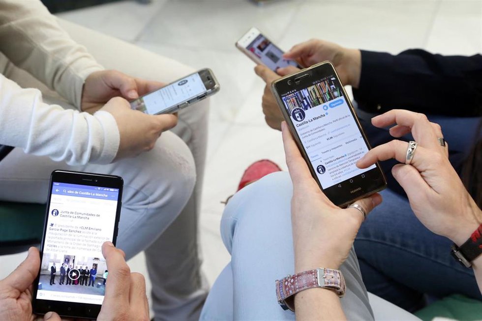 Archivo - Redes sociales, móvil, móviles, teléfonos, Internet
